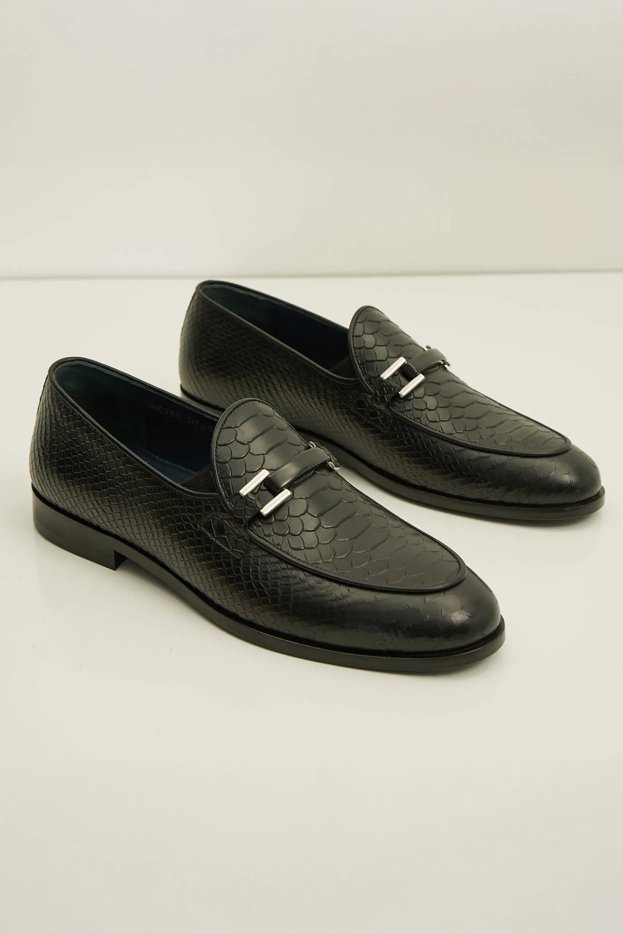 The Croc Classic Leather Loafer - Black