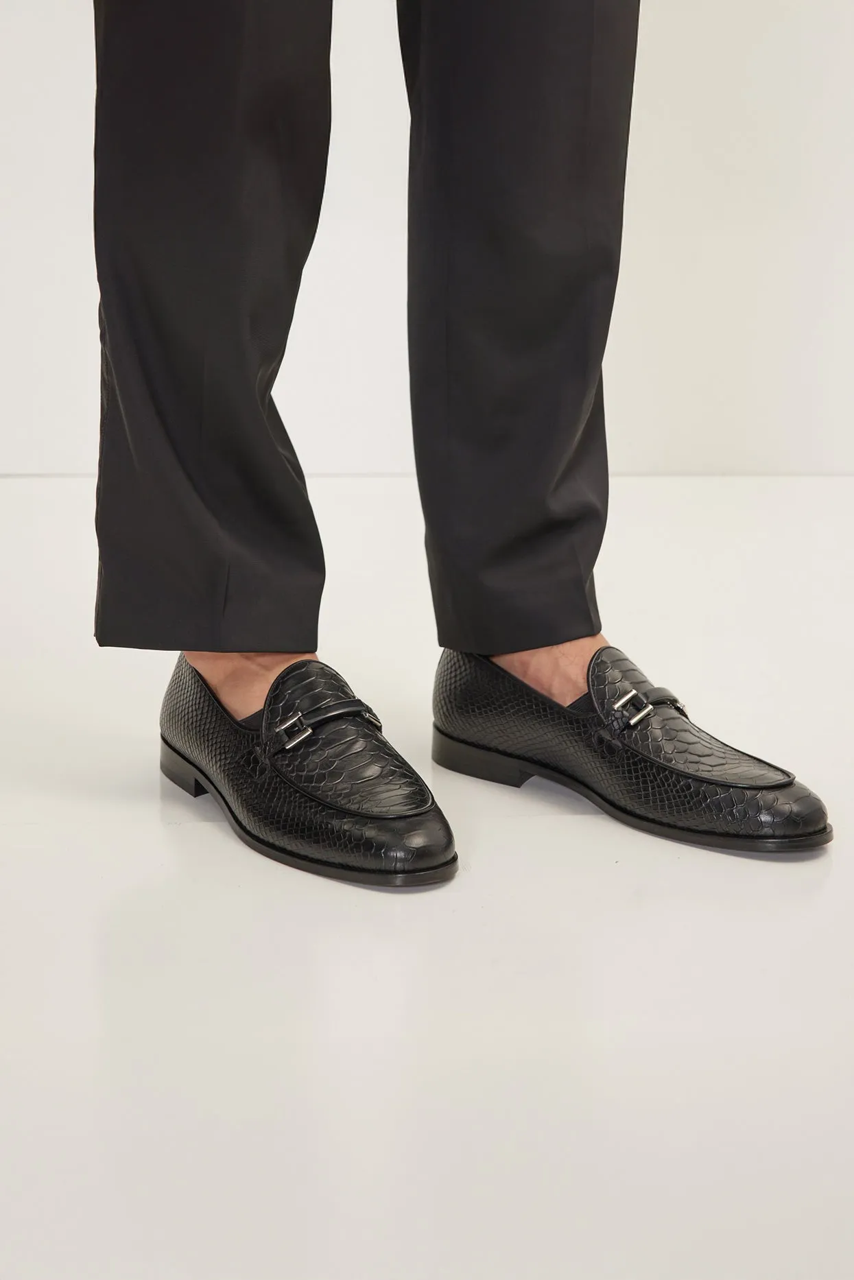 The Croc Classic Leather Loafer - Black