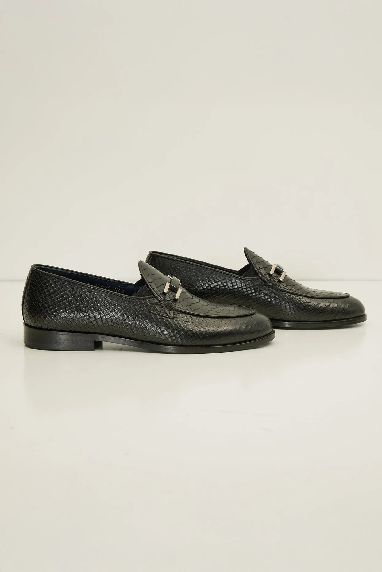 The Croc Classic Leather Loafer - Black